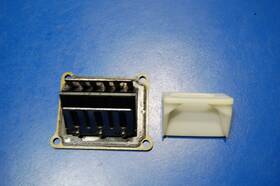 5un-13610-00-00 Yamaha 2003 03-04 Yz125 Reed Valve Petals Cage Fuel Air Delivery Intake